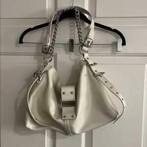 Steve Madden Off-White Shoulder Bag with Chain Detail **Free Cosmetic Gift**
